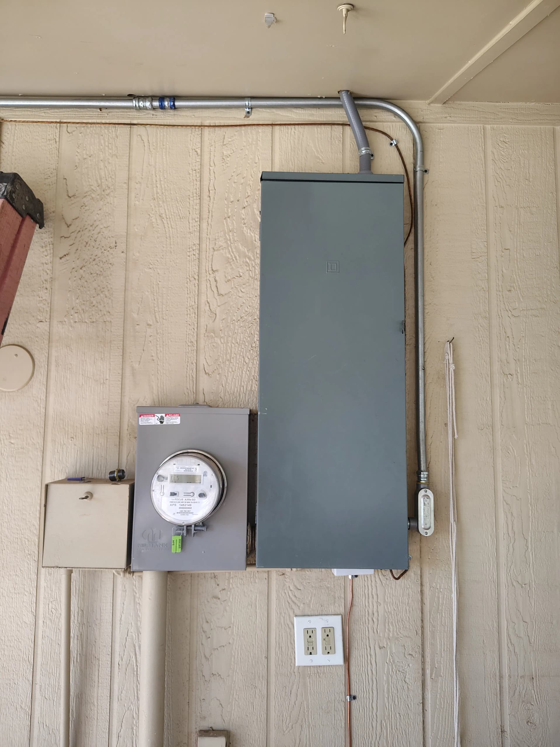 Gallery photos for 150A to 200A Panel Upgrade with New Meter Box and Load Center: Image #3